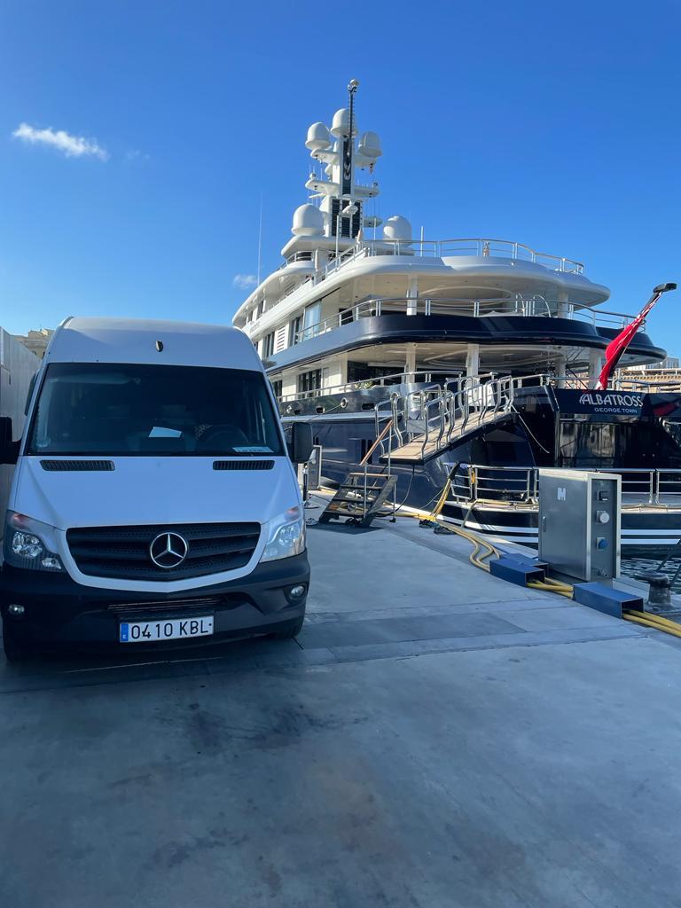 FURGONETA CON YATE TRANSPORTE EXCLUSIVO DEDICADO